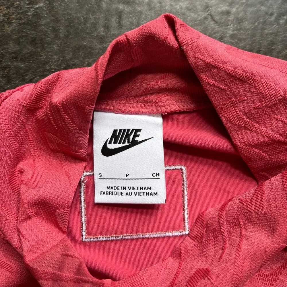 Women’s Nike Icon Clash active mock neck long sleeve shirt. Dusty pink. small
